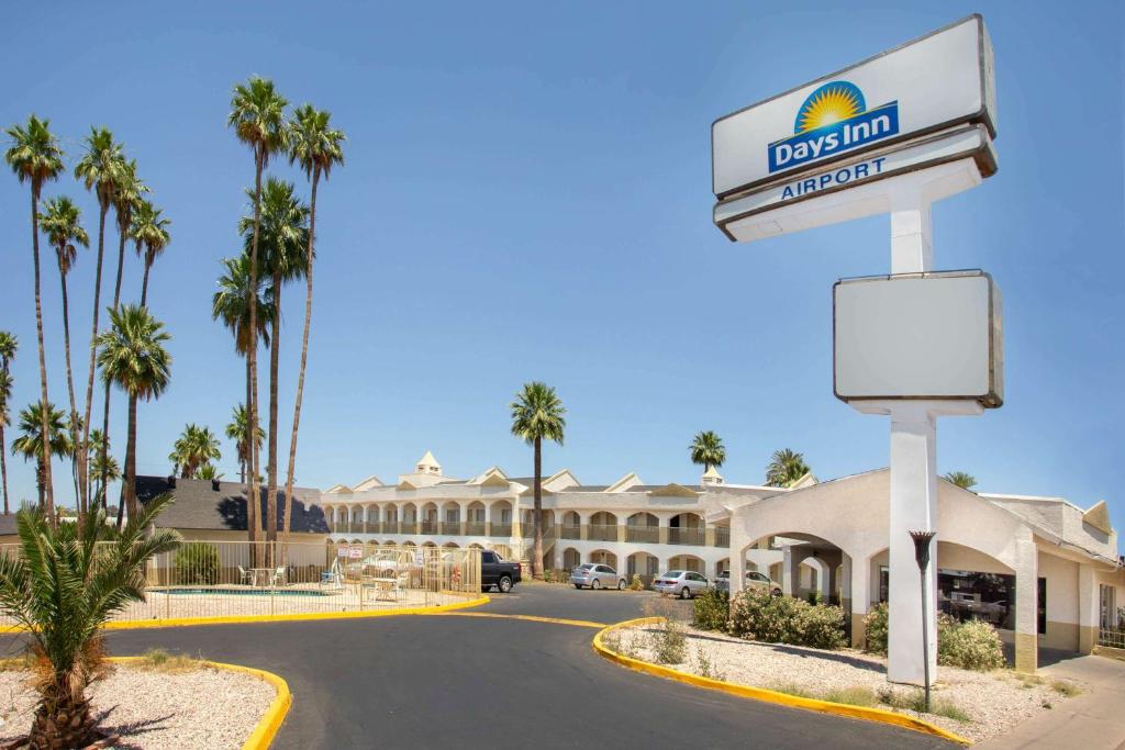 Days Inn by Wyndham Airport - Phoenix Main image 1